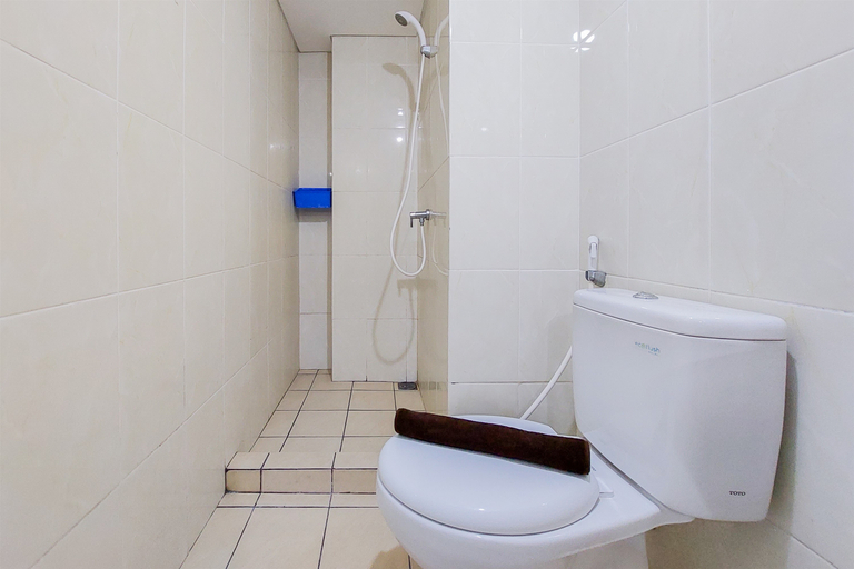 Bathroom 5, Best Modern and Homey 2BR Apartment at M-Town Residence By Travelio, Tangerang
