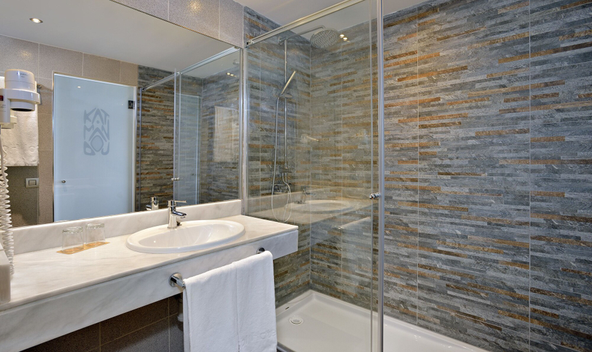 Bathroom 5, Sol Katmandu Park & Resort, Baleares