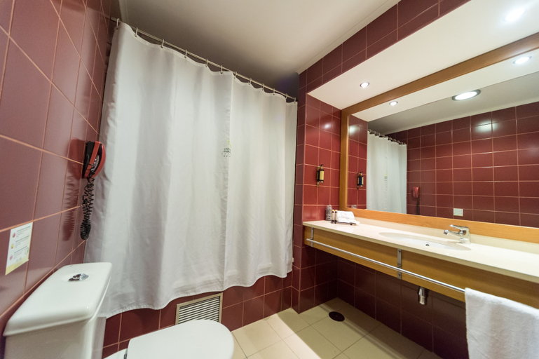 Bathroom 4, Hotel Lusitania, Guarda
