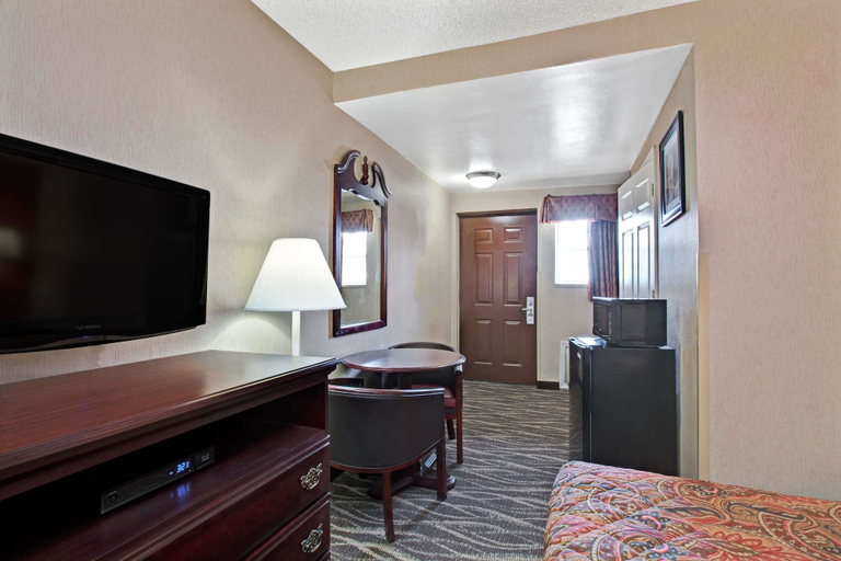 Bedroom 3, Days Inn by Wyndham Ridgefield NJ, Bergen