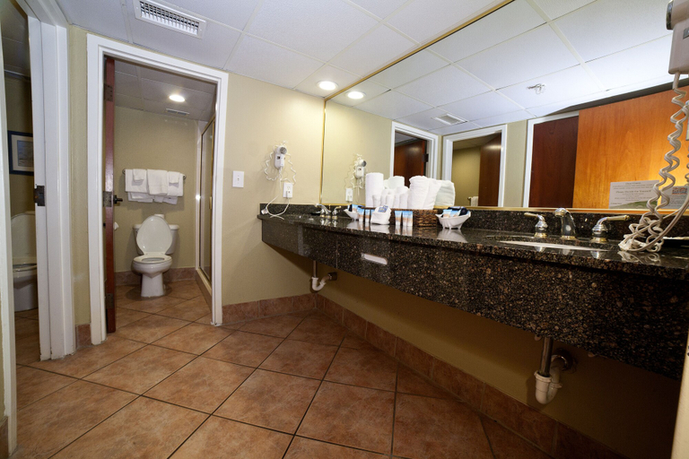 Bathroom 5, DeSoto Beach Hotel, Chatham