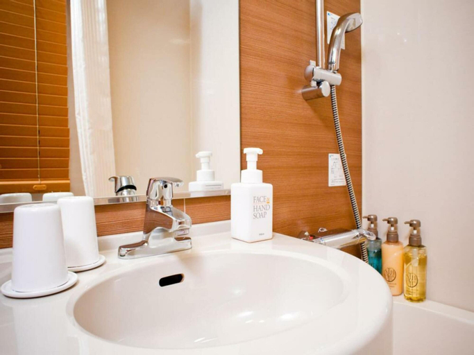 Bathroom 13