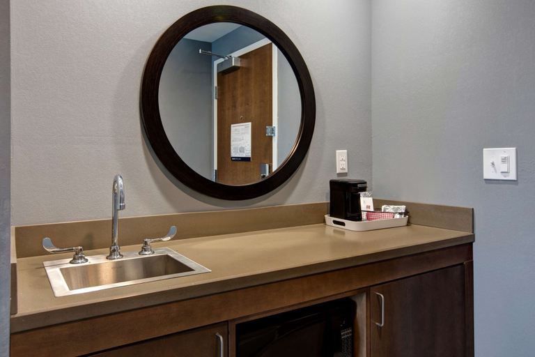 Bathroom 4, Hampton Inn & Suites Deptford, Gloucester