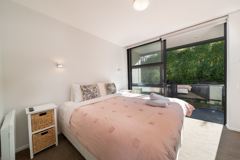 Bedroom 3, Modern Queenstown Apartment & Great Lake Views, Queenstown-Lakes