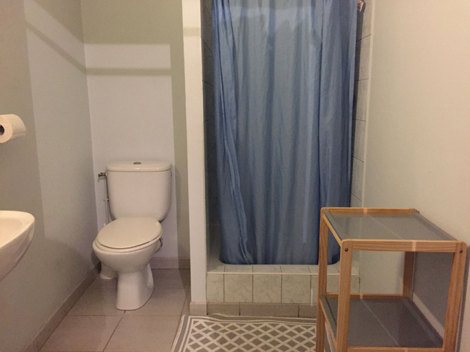 Bathroom 4, Hotel de l'Avenue, Hautes-Pyrénées