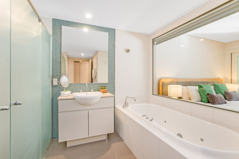 Bathroom 4, The Sand Resort Apartments - Holiday Management Co, Tweed Heads