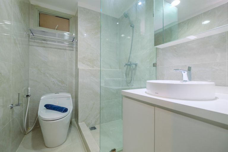 Bathroom 5, Elegant and Nice 3BR Apartment at Sudirman Tower Condominium By Travelio, Jakarta Selatan
