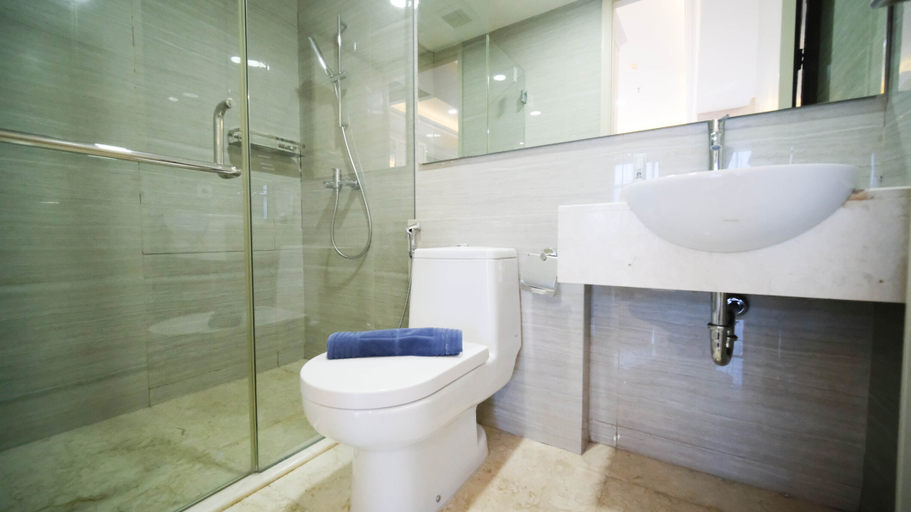 Bathroom 5, Spacious Studio at La Riz Supermall Mansion Apartment By Travelio, Surabaya