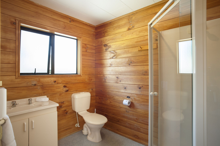 Bathroom 3, Hanmer Springs TOP 10 Holiday Park, Hurunui