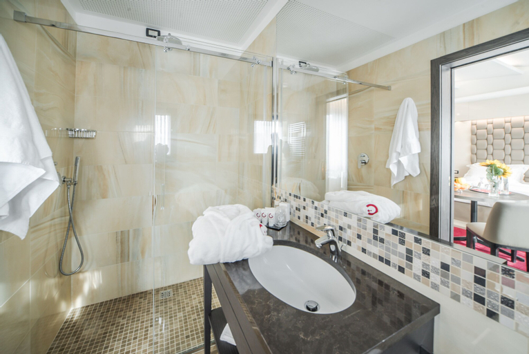 Bathroom 11