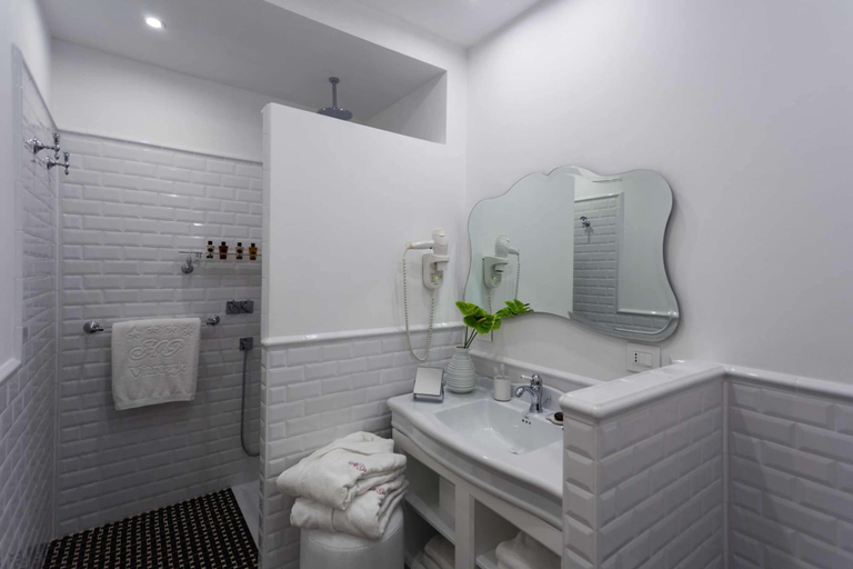 Bathroom 5, Hotel President Viareggio, Lucca