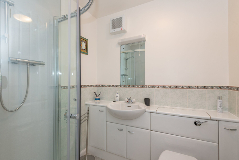 Bathroom 4, Achaniar Cottage - Central St Andrews, Fife