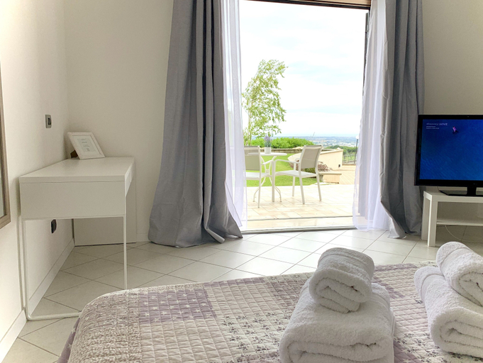 Bedroom 3, Cape House, Roma