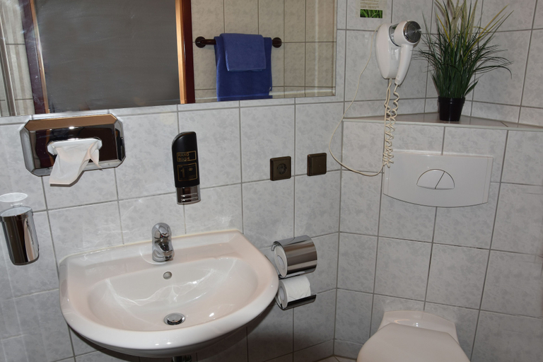 Bathroom 5, Hotel Daucher, Nürnberg