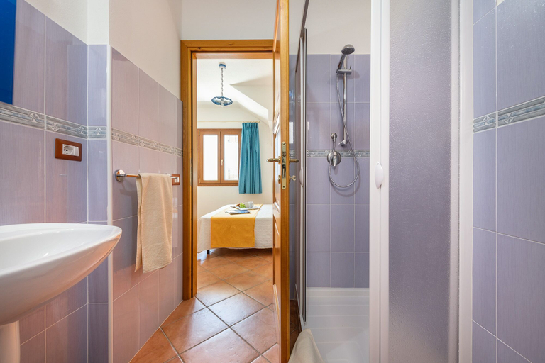 Bathroom 3, Casa Festa, Nuoro