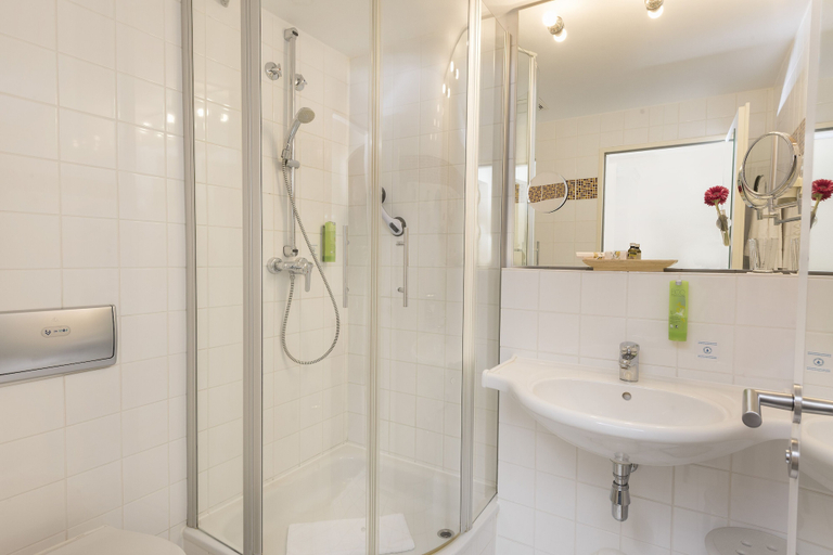 Bathroom 4, Sorat Hotel Brandenburg, Brandenburg an der Havel
