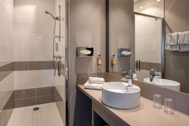 Bathroom 4, Best Western Hotel Atlantys Zenith Nantes, Loire-Atlantique