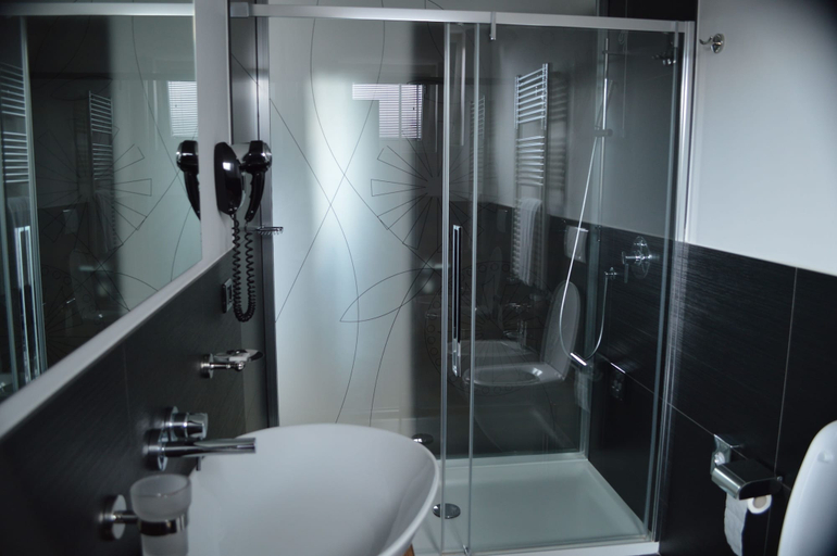 Bathroom 4, Hotel Sagittario, Padua