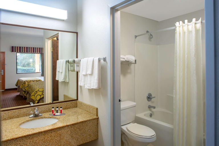 Bathroom 5, Baymont by Wyndham Midway, Gadsden