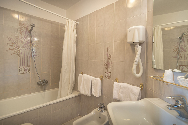 Bathroom 3, Hotel Umbra, Perugia
