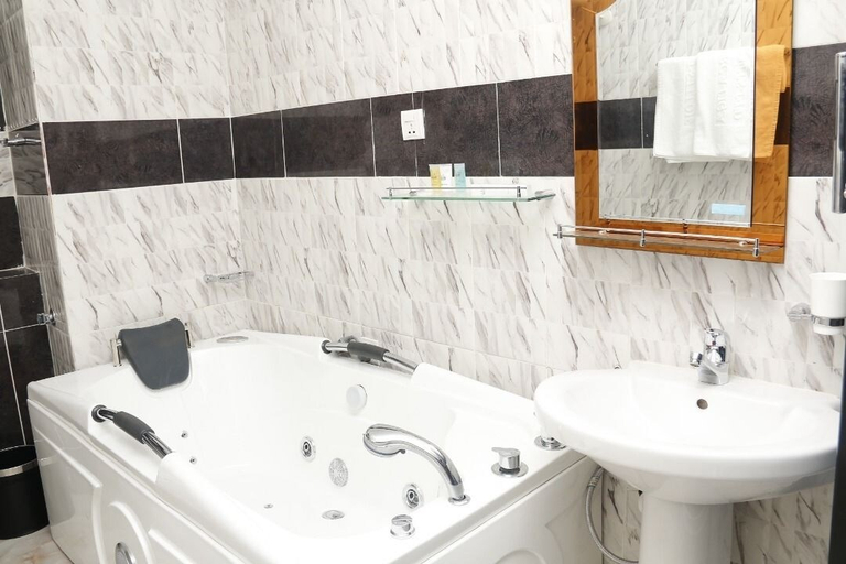 Bathroom, Clen Phil Hotels and Suites, Obio/Akp