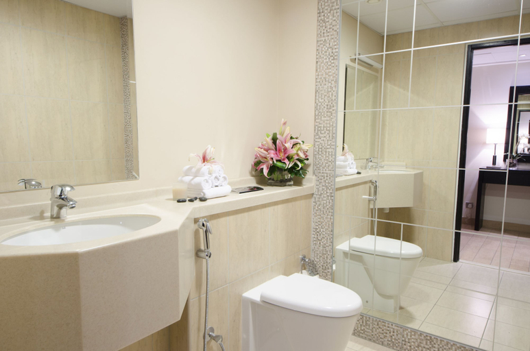 Bathroom 5, The Apartments Dubai World Trade Centre, Dubai