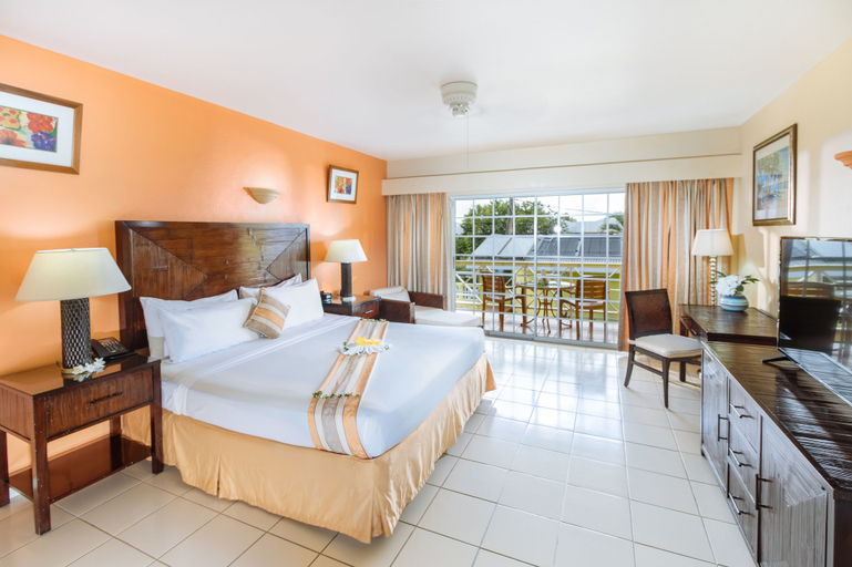 Bedroom 4, Bay Gardens Hotel