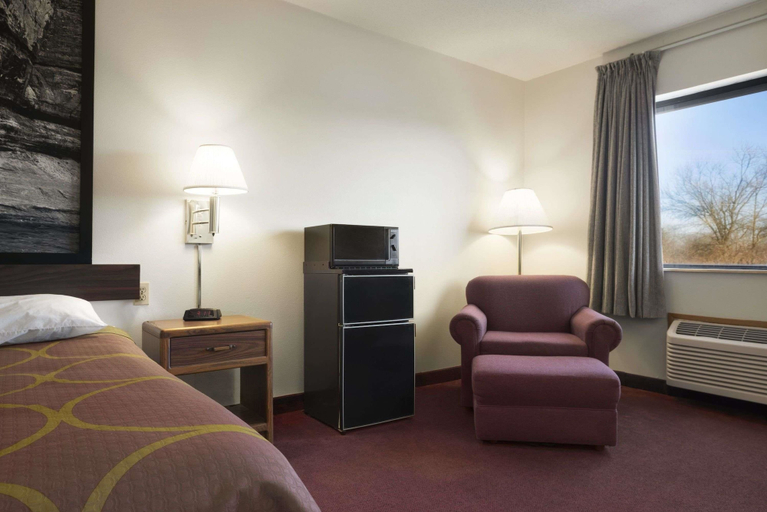 Bedroom 2, Super 8 by Wyndham Danville, Vermilion