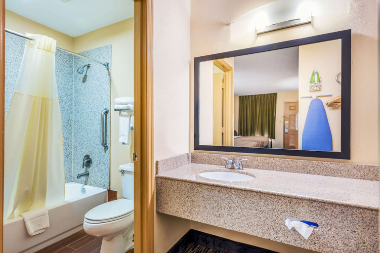 Bathroom 5, Quality Inn Cullman I-65 Exit 310, Cullman