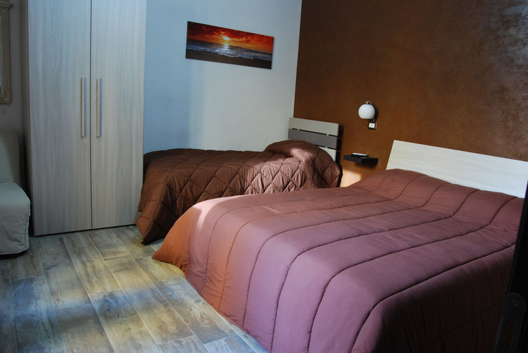 Bedroom 4, Guesthouse outside the Port, Roma