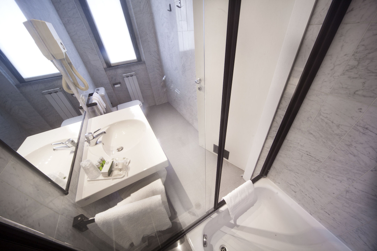 Bathroom 4, Hotel Del Riale, Milano