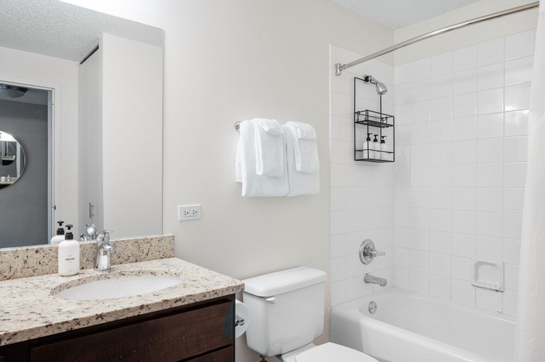 Bathroom 4, Kasa Magnificent Mile Chicago, Cook