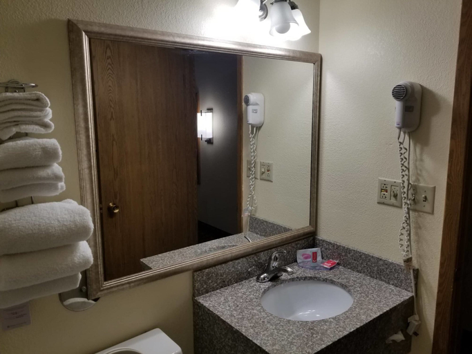 Bathroom 4, Clarion Pointe Bettendorf - Quad Cities, Scott