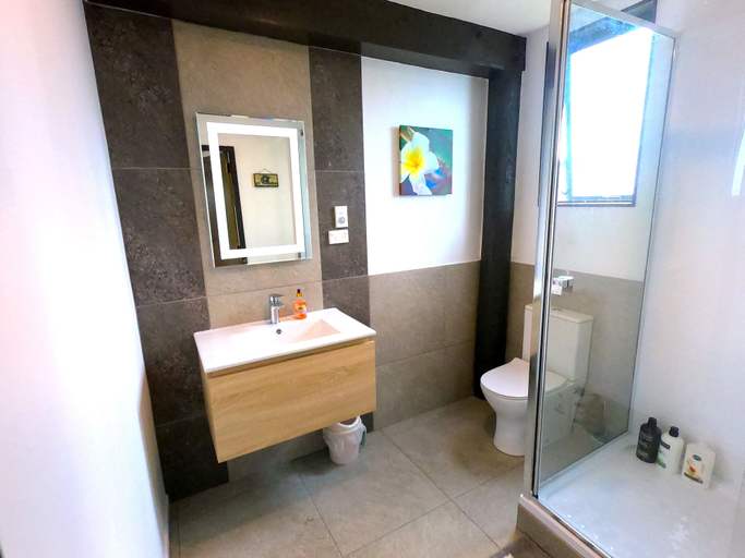 Bathroom 3, Carters Beach Holiday Studios, Buller