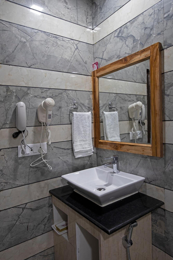 Bathroom 3, Royal Mansion, Kullu