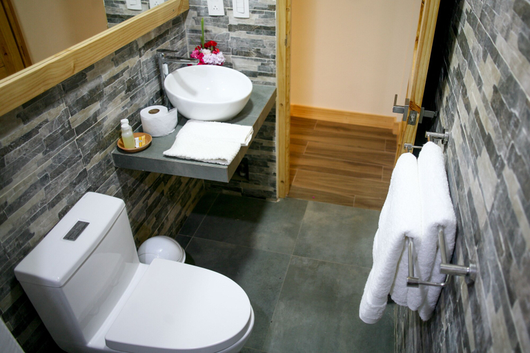 Bathroom 3, Colibrí Lodge, Caylloma
