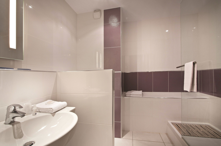 Bathroom 5, Kyriad Montpellier Est - Lunel, Hérault