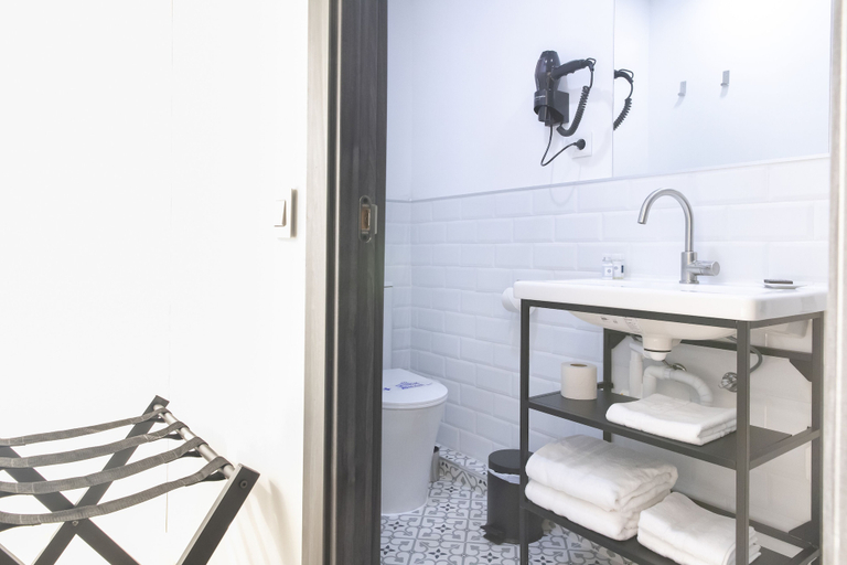 Bathroom 4, I Host You, Madrid
