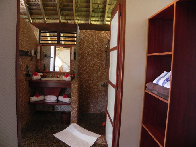 Bathroom 4, Fare Pea Iti