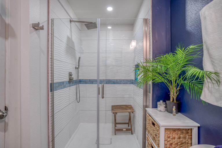 Bathroom 5, The Harbor House, Lincoln