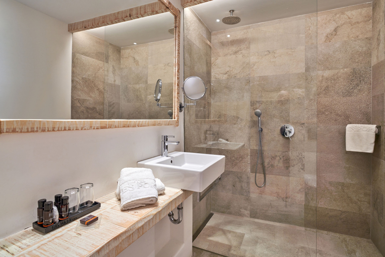 Bathroom 5, Hotel Es Port, Baleares