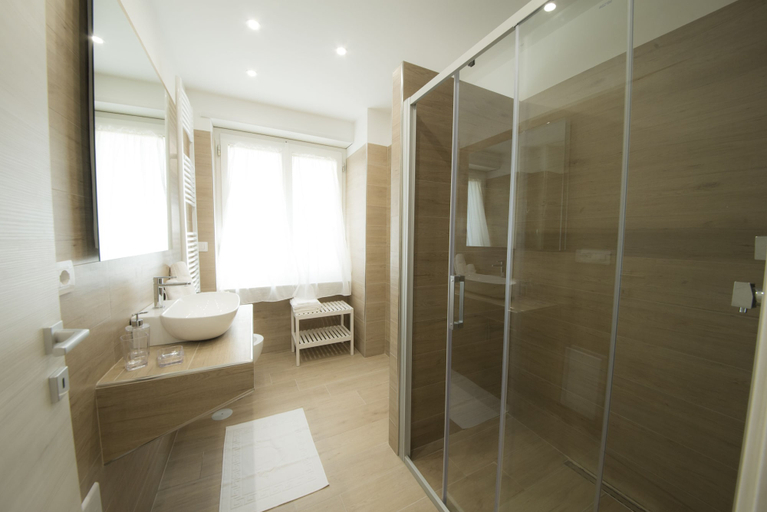 Bathroom 4, B&B Chérie - Centro di Salerno, Salerno