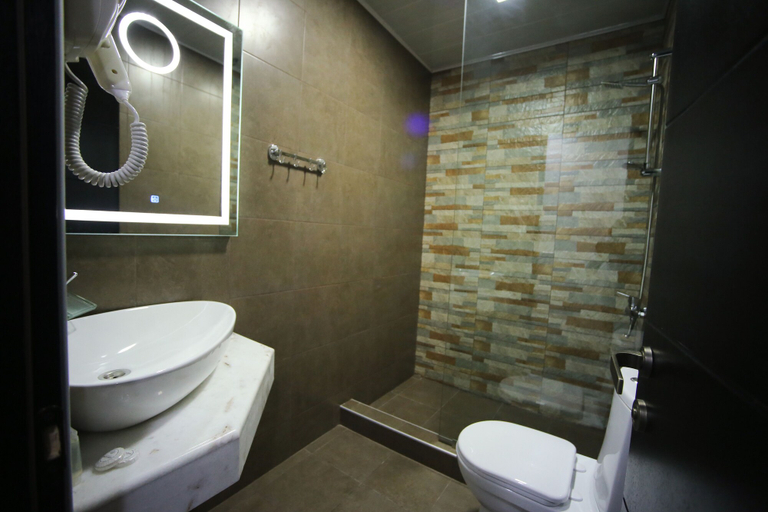 Bathroom 4, West Tower Hotel, Tskaltubo