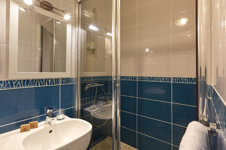 Bathroom 4, Hôtel Centre Port-Royal, Yvelines