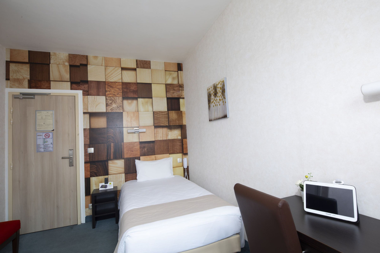Bedroom 4, Logis Hotel de France, Aveyron