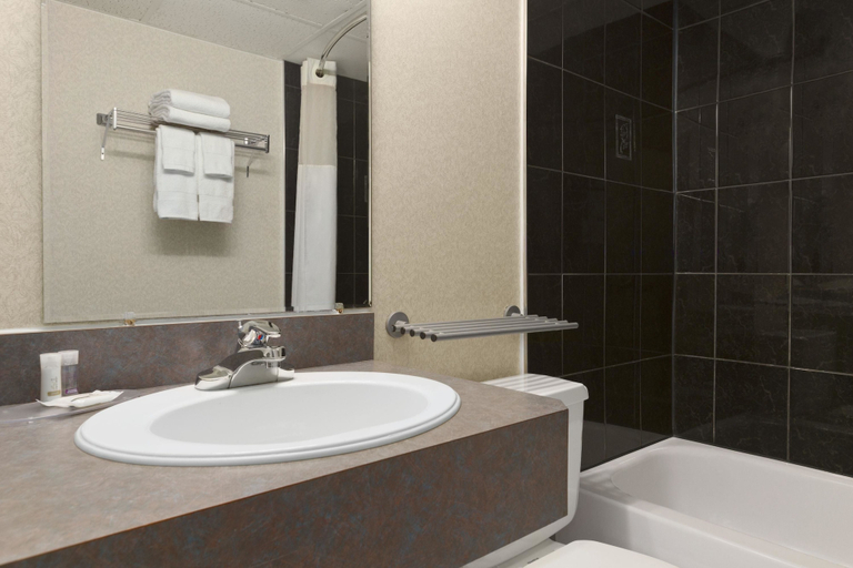 Bathroom 4, Days Inn & Conference Center by Wyndham Bridgewater, Lunenburg
