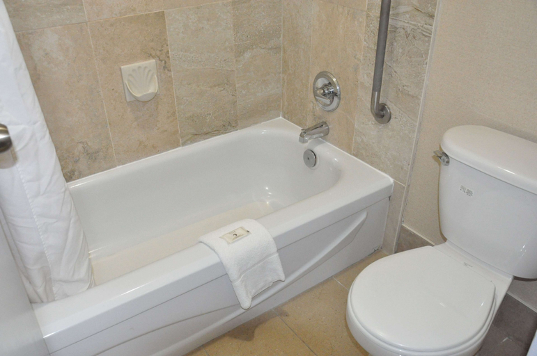 Bathroom 5, Ramada by Wyndham Abbotsford, Fraser Valley