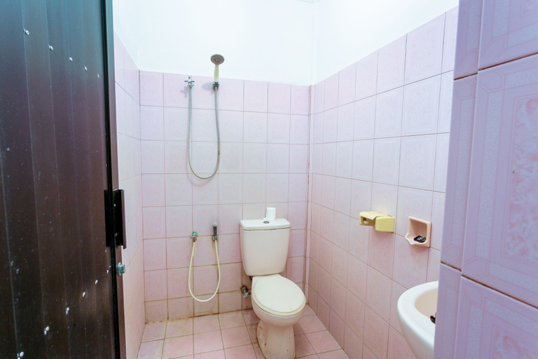 Bathroom 5, Segara Sadhu Inn Kuta by ecommerceloka, Badung