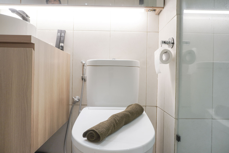 Bathroom 5, Stunning and Comfortable 2BR at The Nest Puri Apartment By Travelio, Tangerang