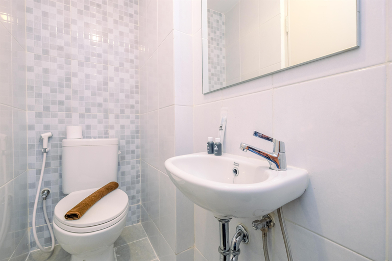 Bathroom 5, Homey and Simply Look Studio Tokyo Riverside PIK 2 Apartment By Travelio, Tangerang